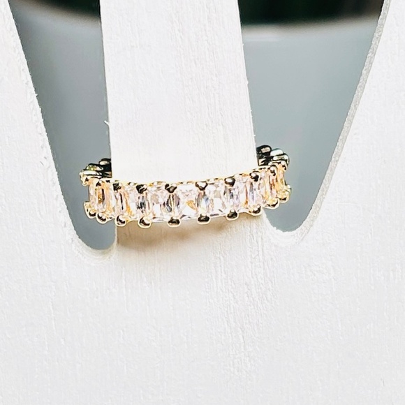 Jewelry - Sparkly baguette-shaped crystal stone and gold-toned ring. Size 7 3/4